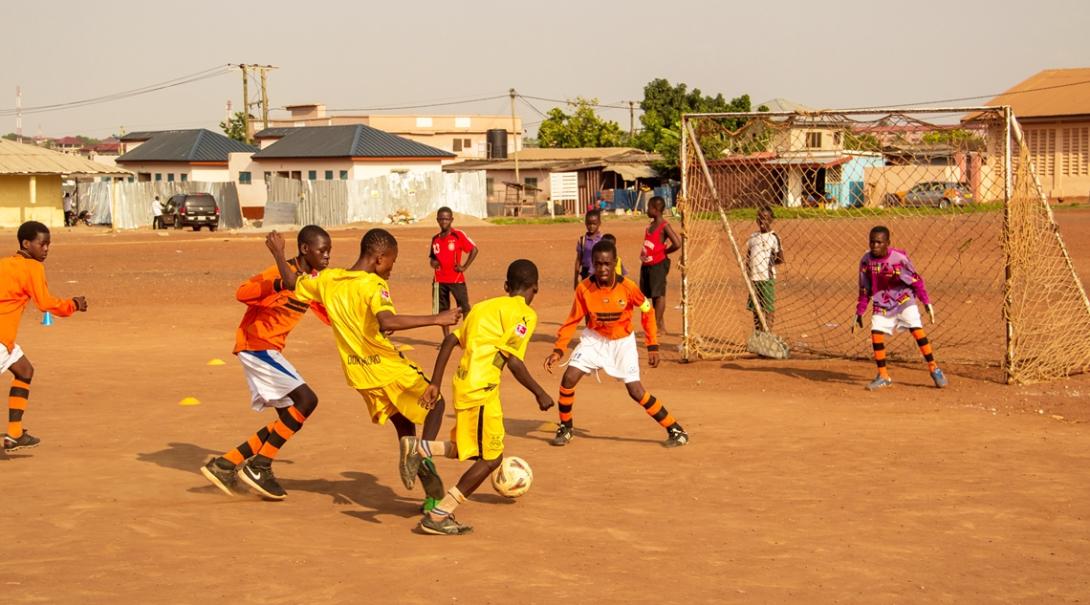 ガーナの青少年がサッカーの練習に取り組む サッカーに夢中になるガーナの少年たち
